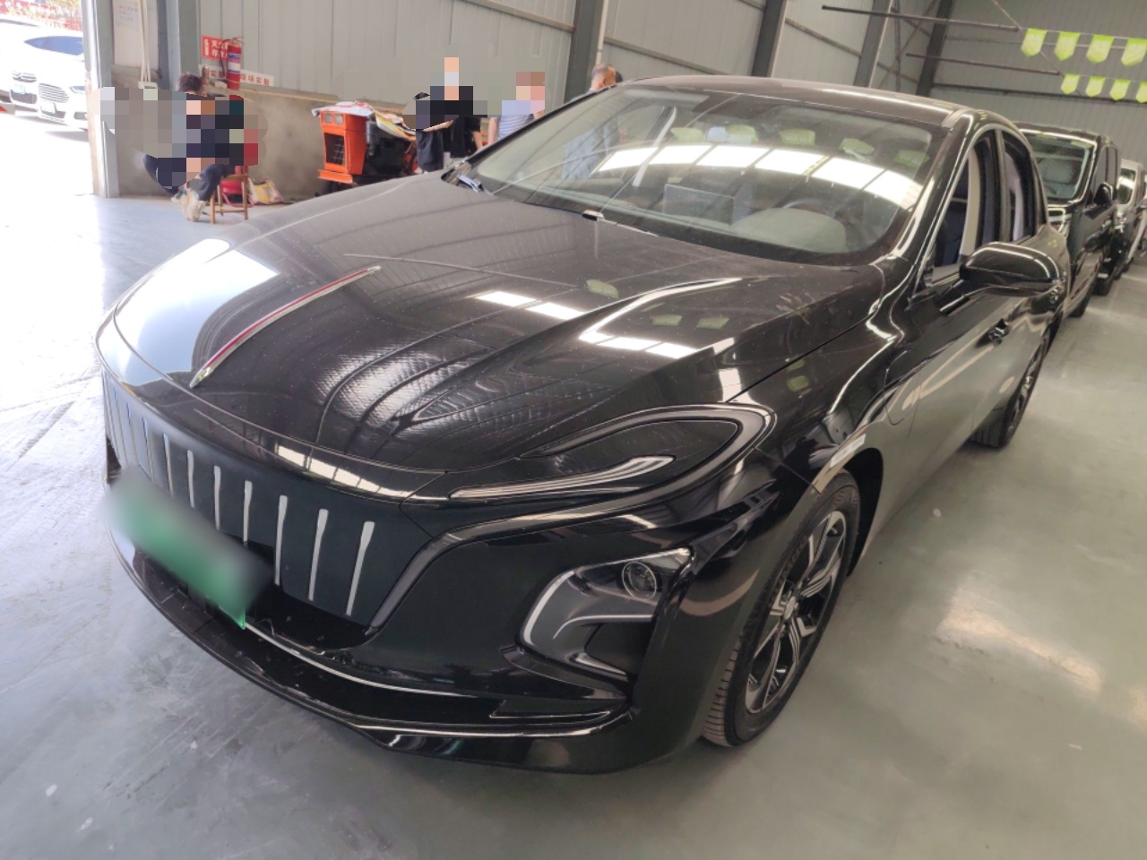 تحت مقدمة السيارة