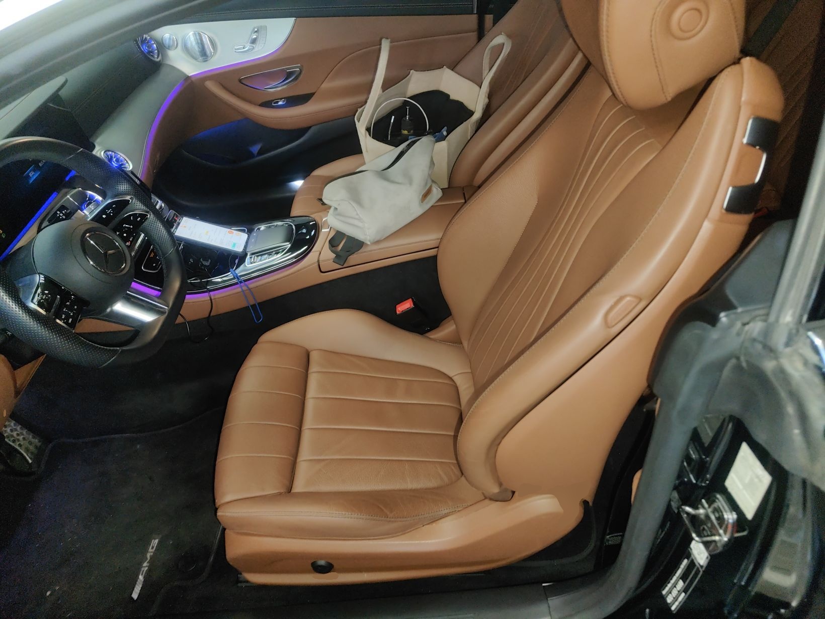 Переднее сиденье в автомобиле