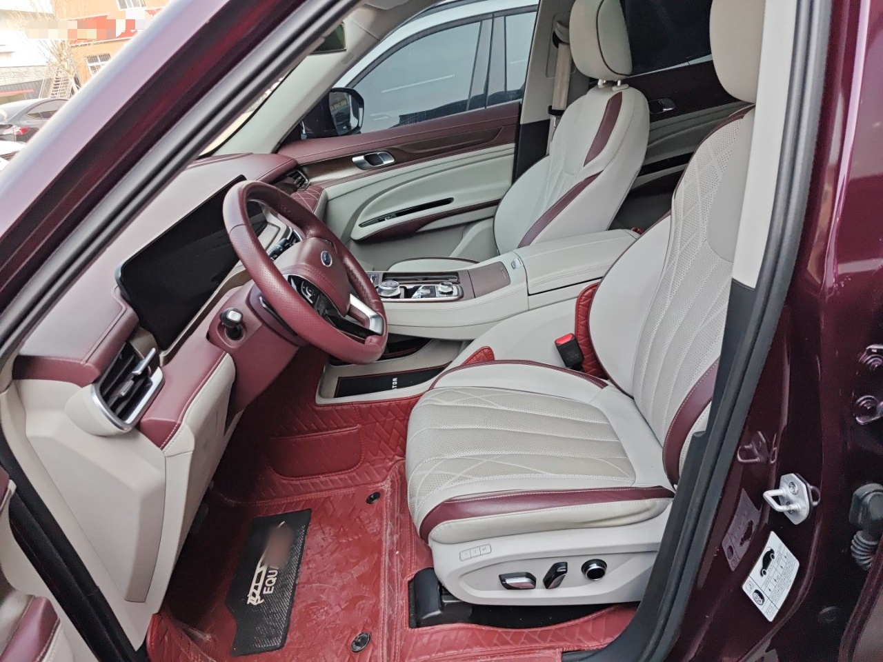 المقاعد الأمامية داخل السيارة