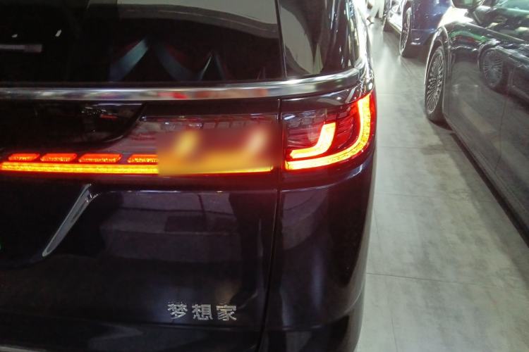 Used VOYAH Dream 2025 PHEV Four-Wheel-Drive Flagship Kunpeng Edition Right Rear Taillight