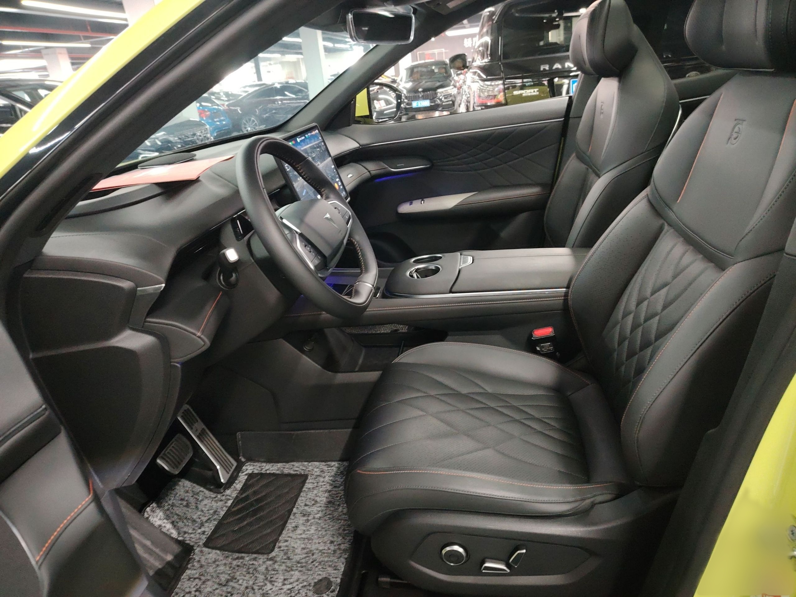 المقاعد الأمامية داخل السيارة