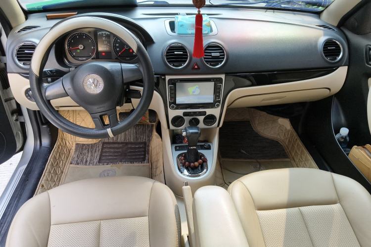 Used Volkswagen Lavida 2011 1.6L Automatic Premium Edition Center Console