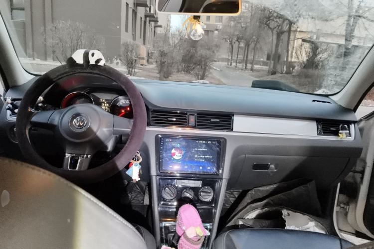 Used Volkswagen Bora 2013 1.6L Manual Comfort Model Center Console