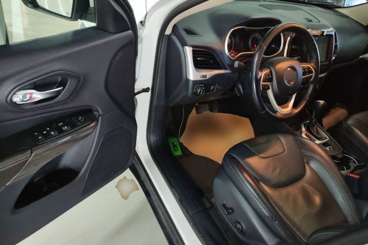 Used Jeep Cherokee 2020 2.0L Two-Wheel Drive Classic Sports Edition