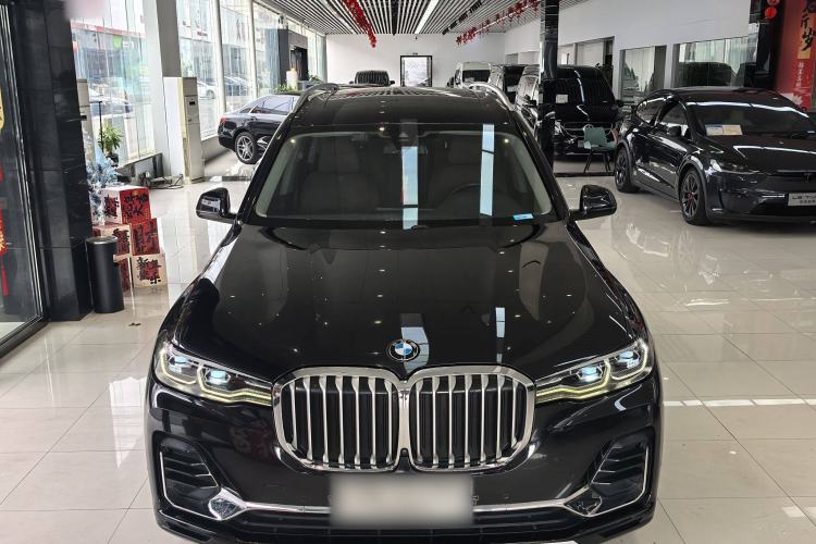 Used BMW X7 2021 Facelifted xDrive40i Luxury Package with Leading Features
