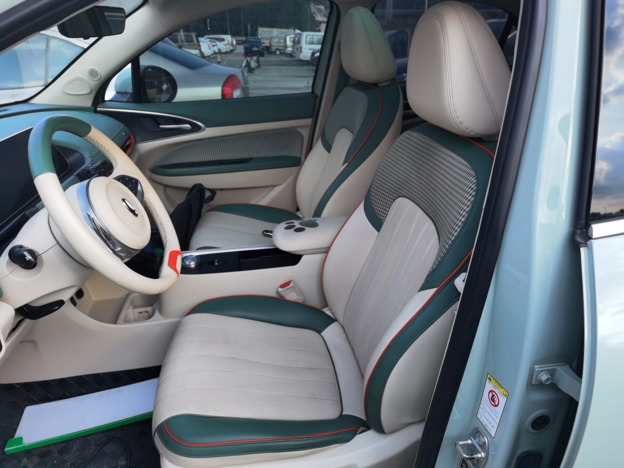 المقاعد الأمامية داخل السيارة