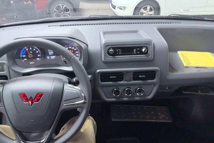 Used Wuling Yangguang 2024 300KM Comfort Version Passenger Van 75kW