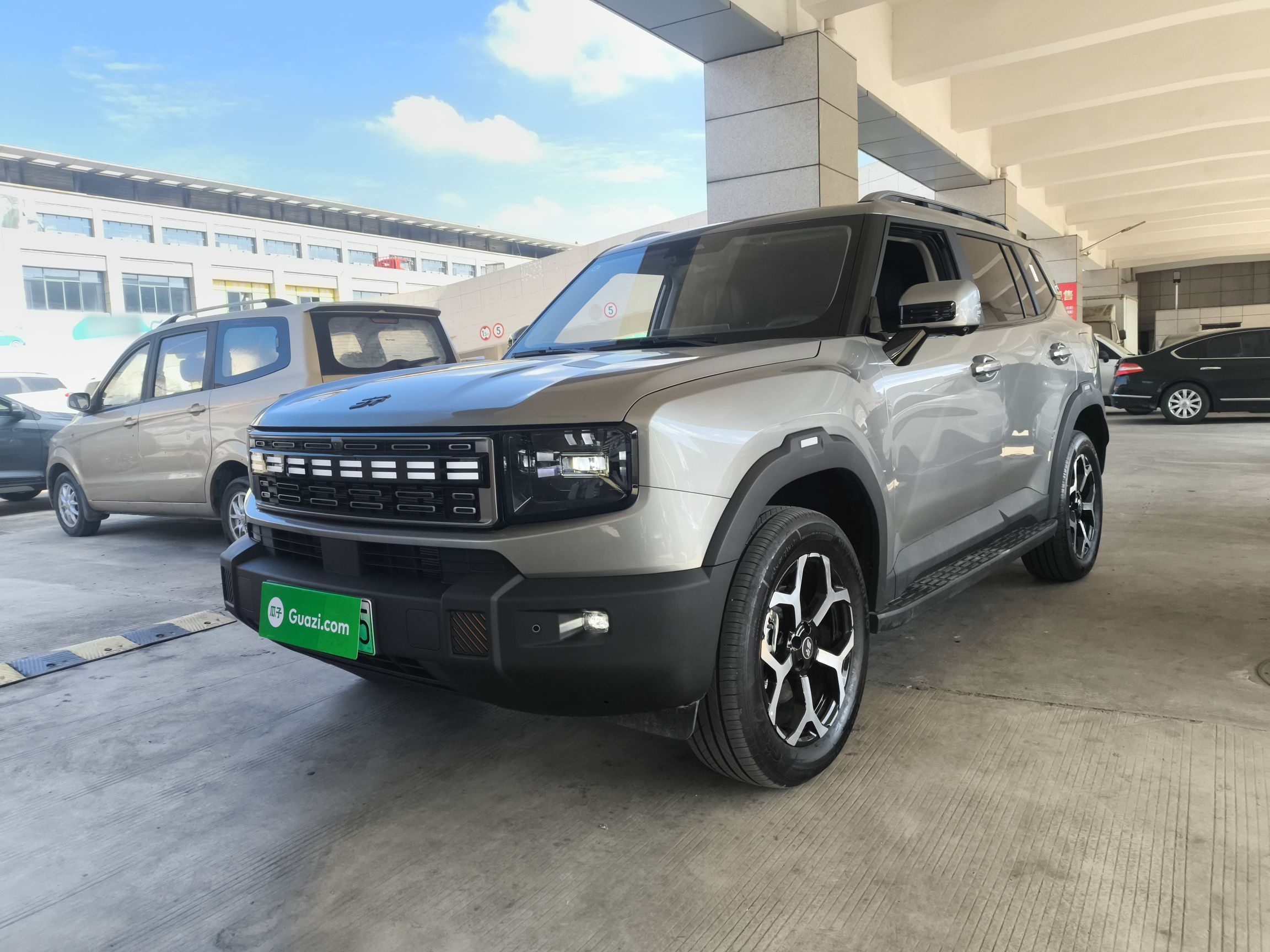 Под передней частью автомобиля