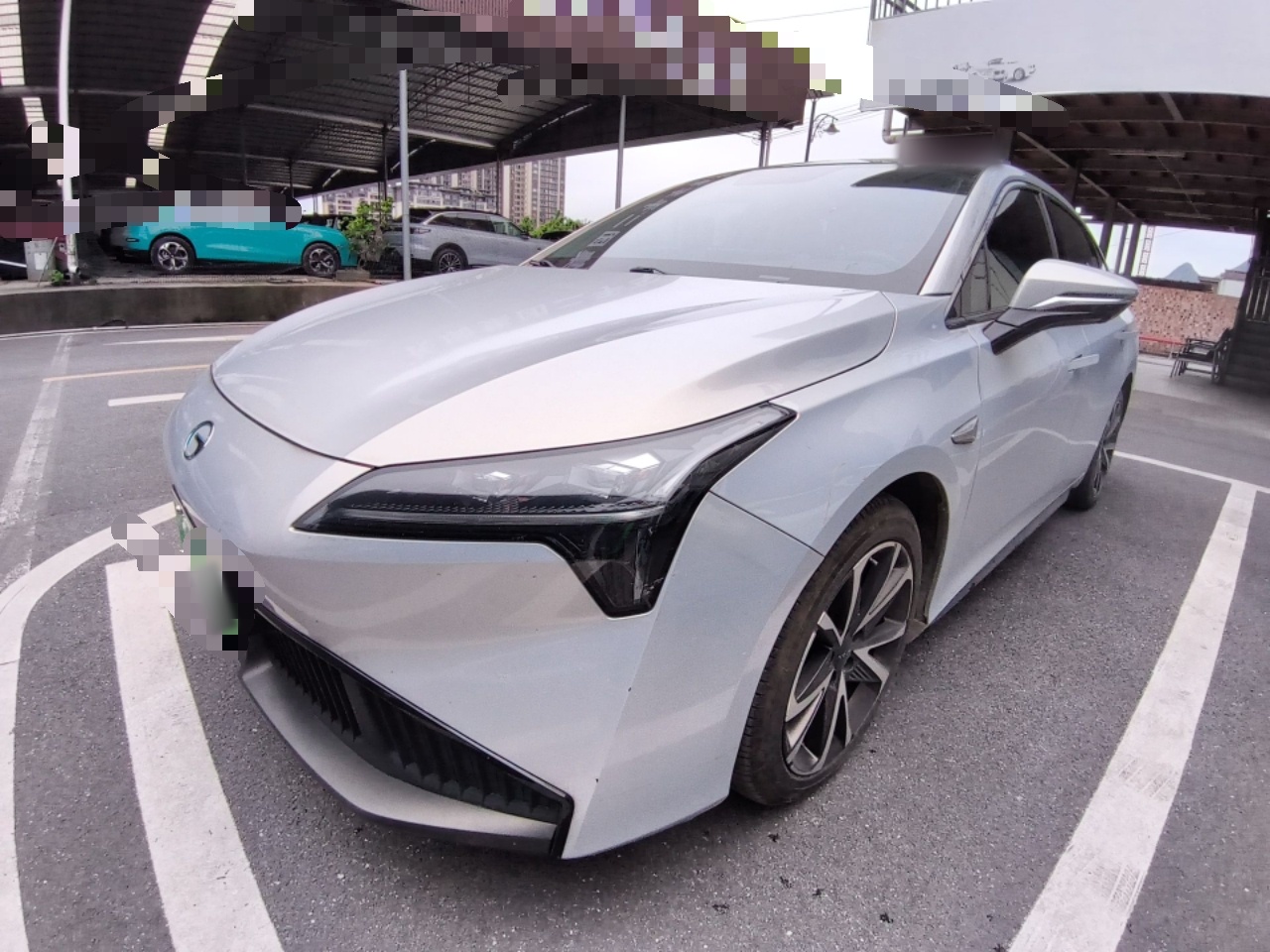 Под передней частью автомобиля