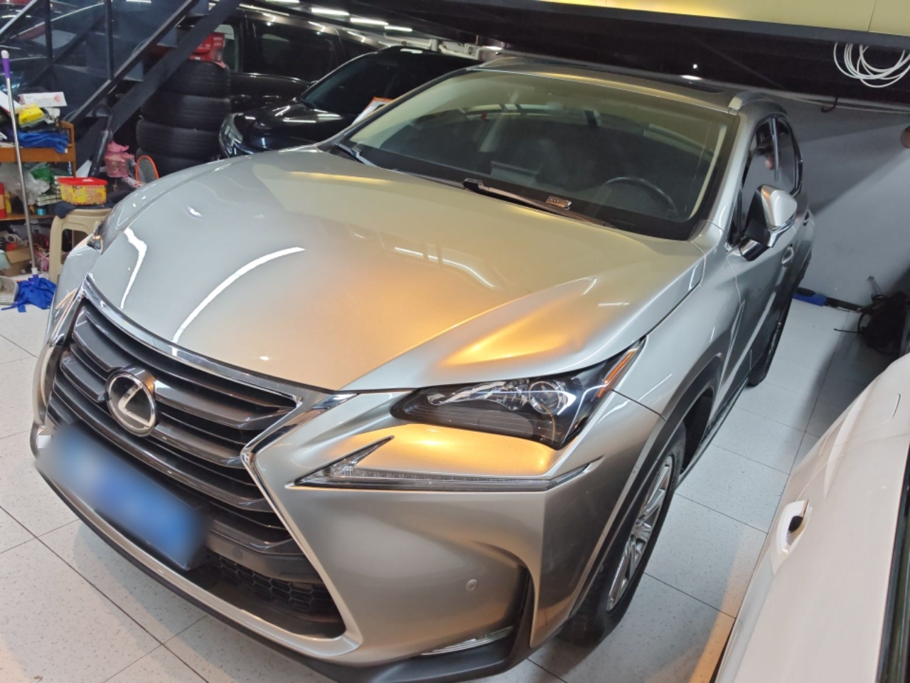 Под передней частью автомобиля