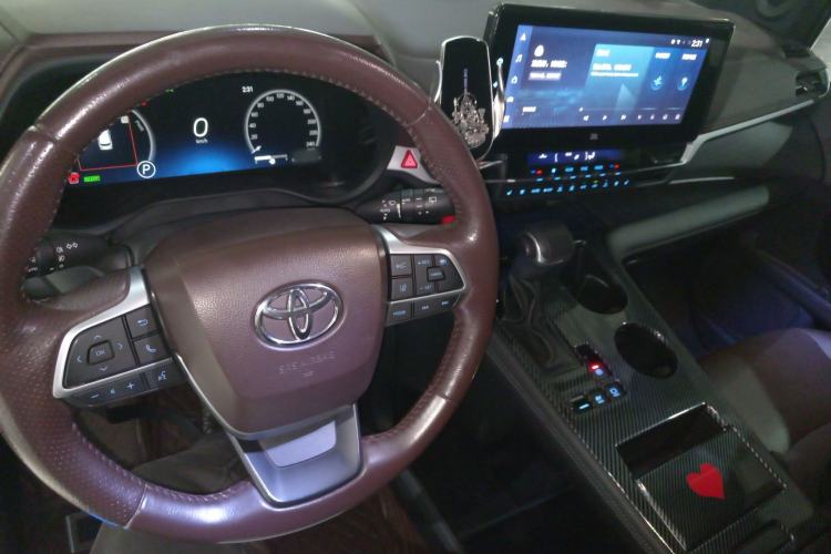 Used Toyota SIENNA 2021 2.5L Hybrid Platinum Edition Center Console