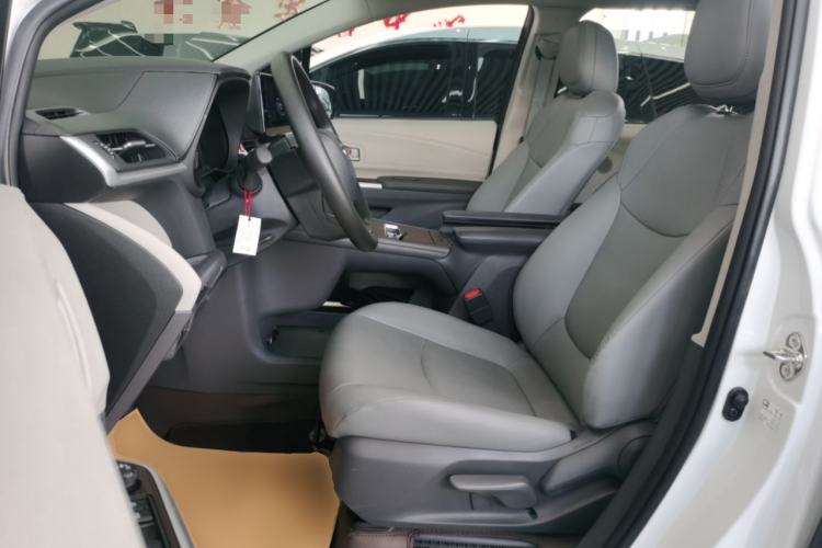 Used Toyota Granvia 2024 2.5L Hybrid Comfort Edition
