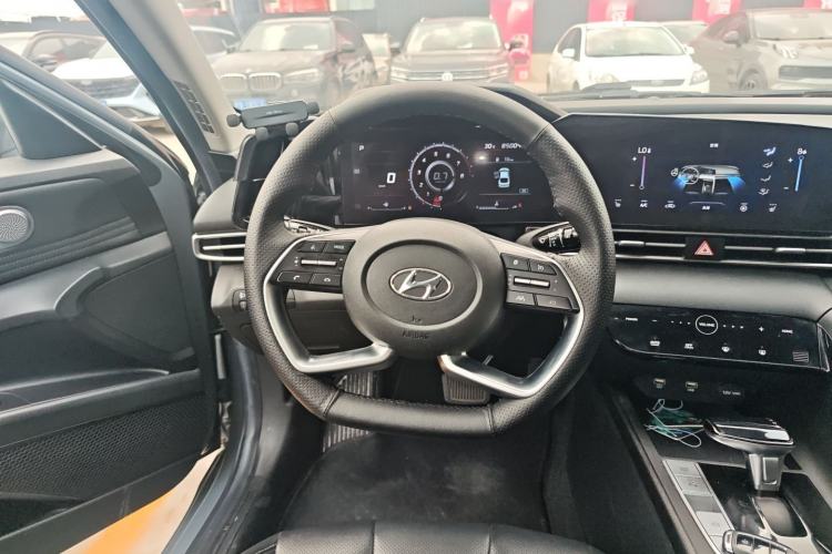 Used Hyundai Elantra 2021 1.5L CVT LUX Prestige Edition Steering Wheel