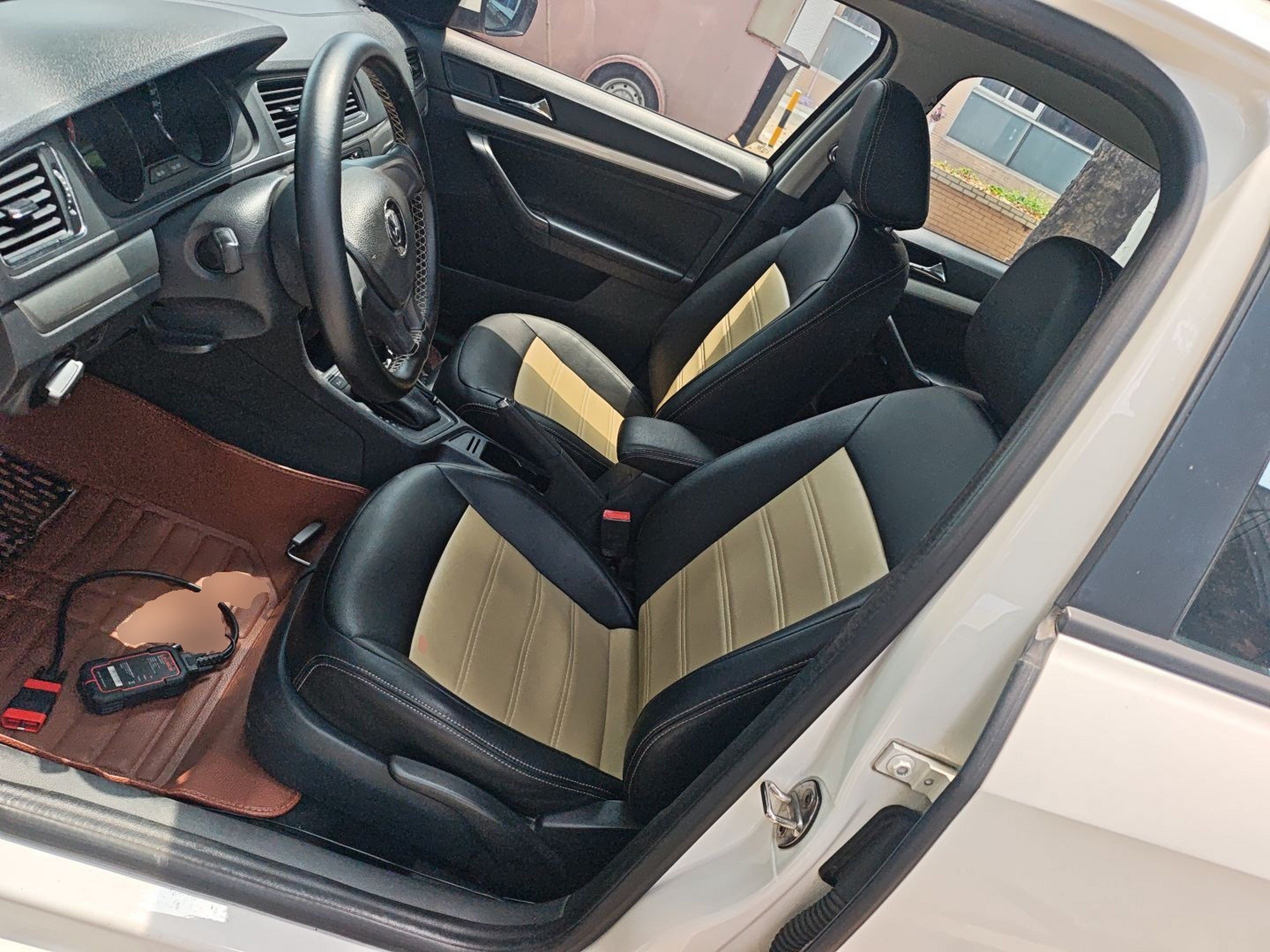 Переднее сиденье в автомобиле