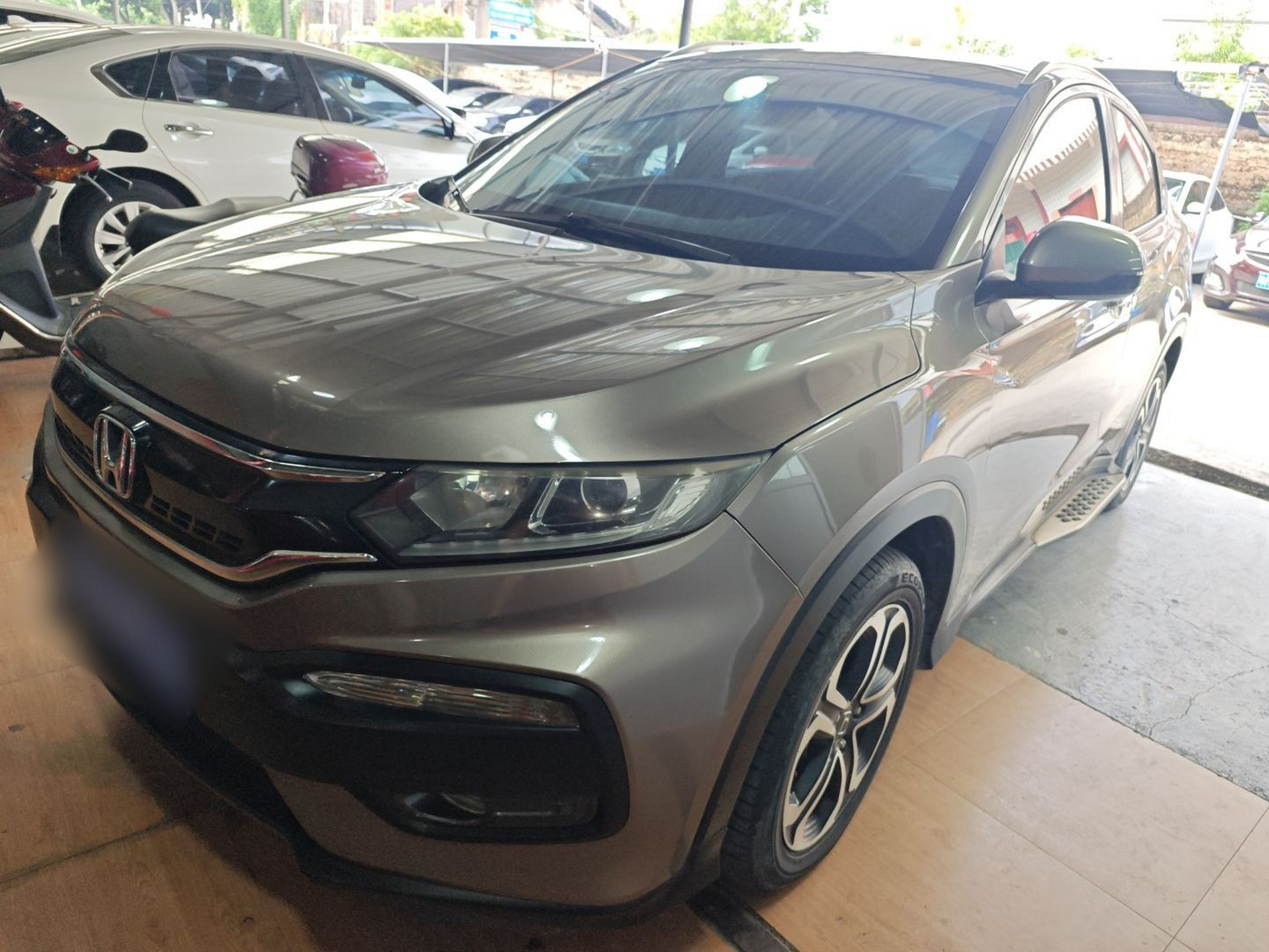 تحت مقدمة السيارة