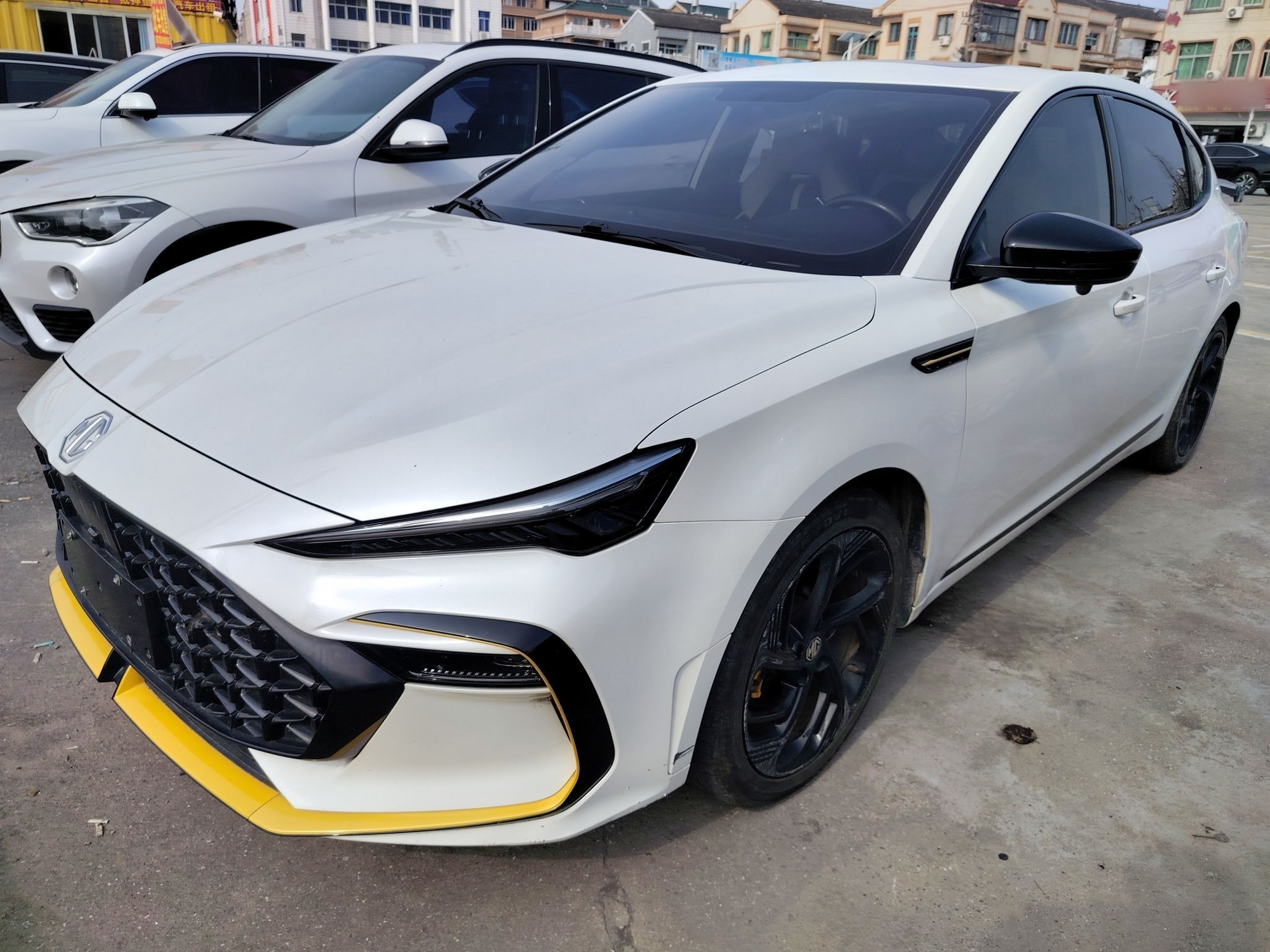 Под передней частью автомобиля