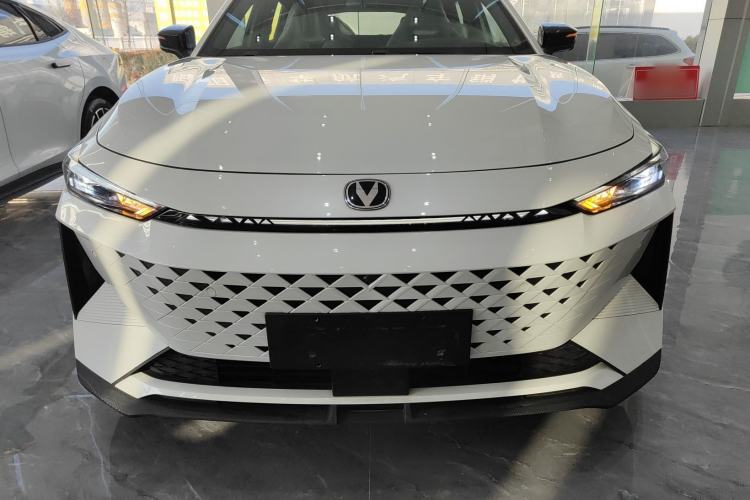 Used Changan UNI-V iDD 2024 Blue Whale Smart Electric iDD 136km ZhiKu Model
