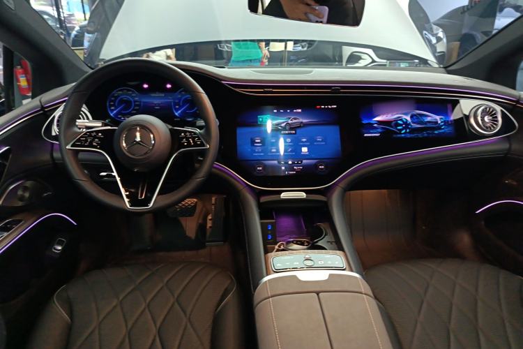 Used Mercedes-Benz EQS 2022 Updated 580 4MATIC Center Console