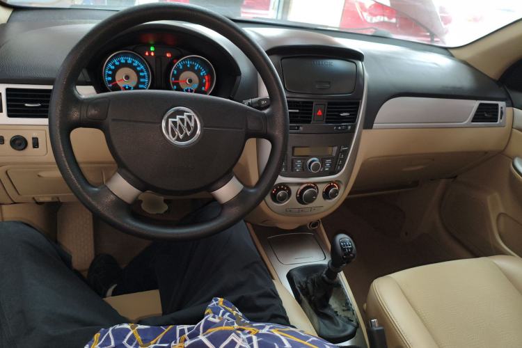 Used Buick Excelle 2013 1.5L Manual Classic Model Center Console