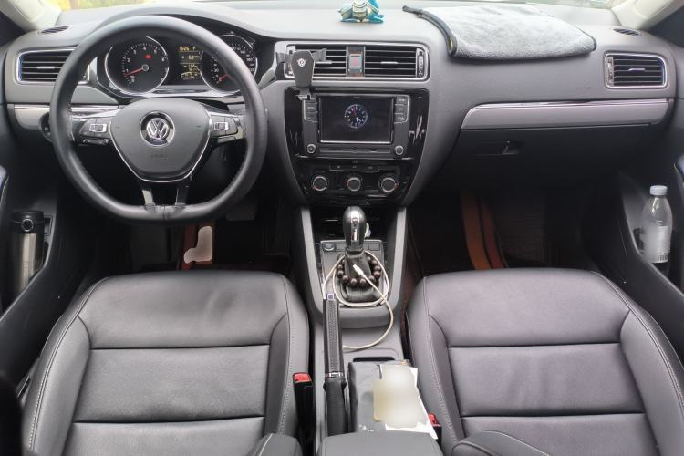 Used Volkswagen Sagitar 2018 1.6L Automatic Comfort Model Center Console