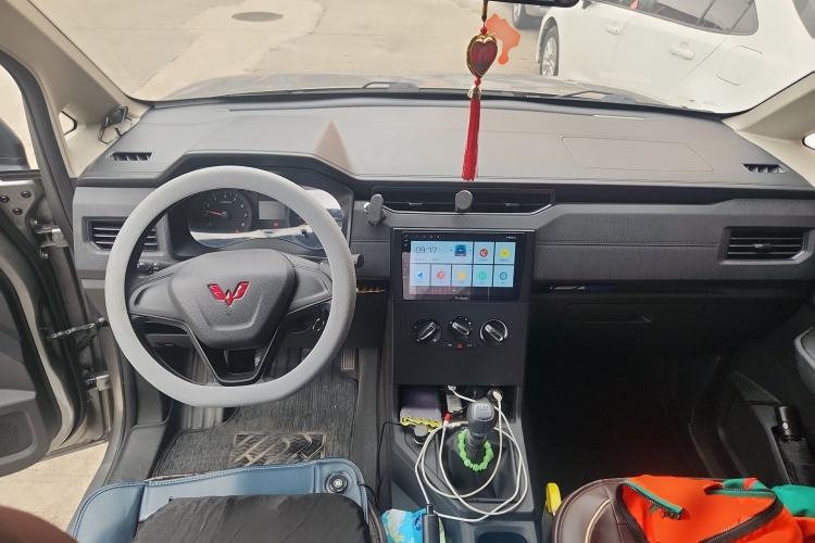 Used Wuling Hongguang PLUS 2019 1.5T Manual Standard Edition 5 Seats Center Console