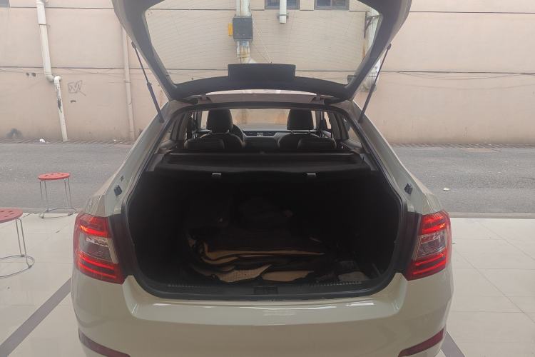 Used Skoda Octavia 2017 1.6L Automatic Front-Wheel Drive Model Trunk