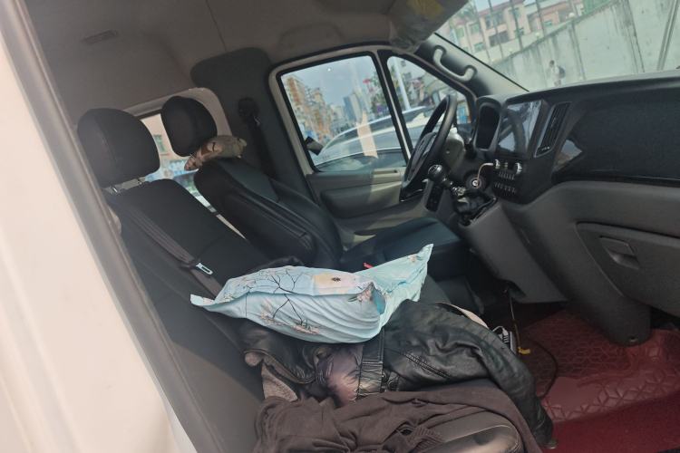 Used Foton Toano 2024 Small Passenger Comfort Version Cummins 2.8T Manual Transmission Long Wheelbase Mid-Roof Design Rear Single Tire 9-Seater