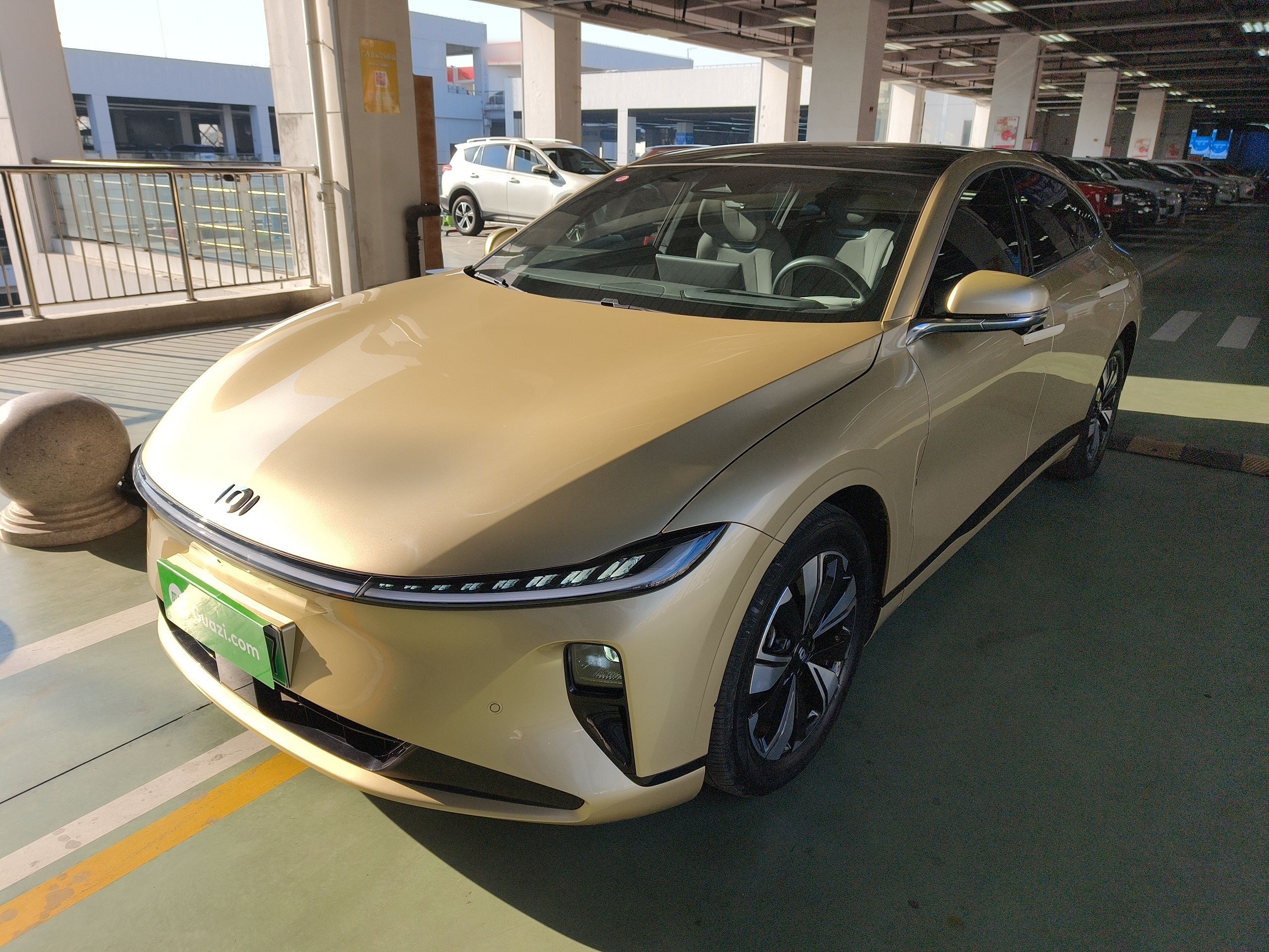 Под передней частью автомобиля