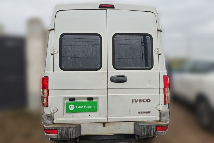 Used Iveco Daily 2017 2.5T A35 Low-Roof 5-7 Seater Passenger Van 47Z5