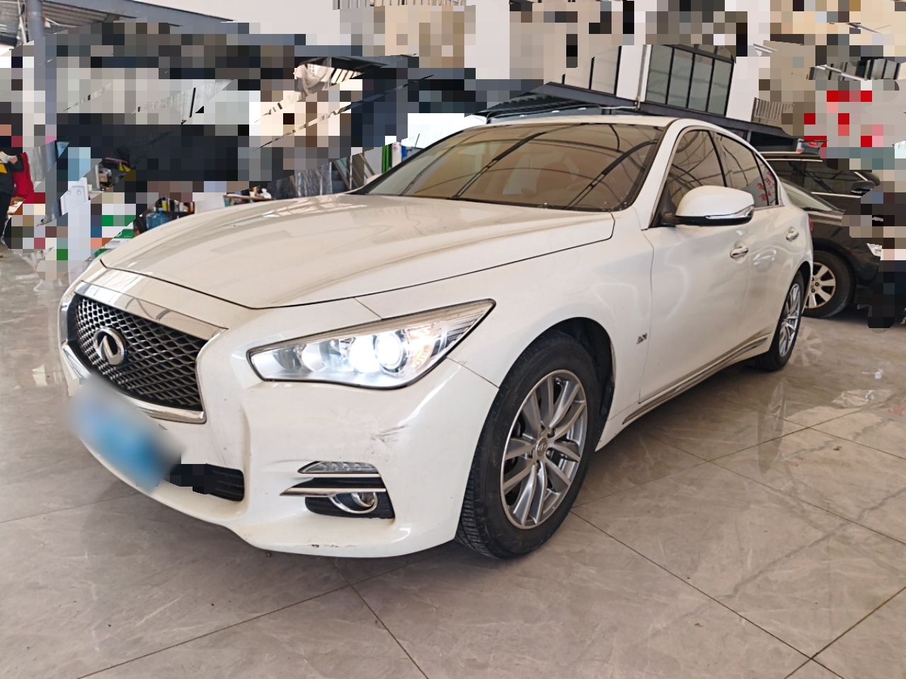 تحت مقدمة السيارة