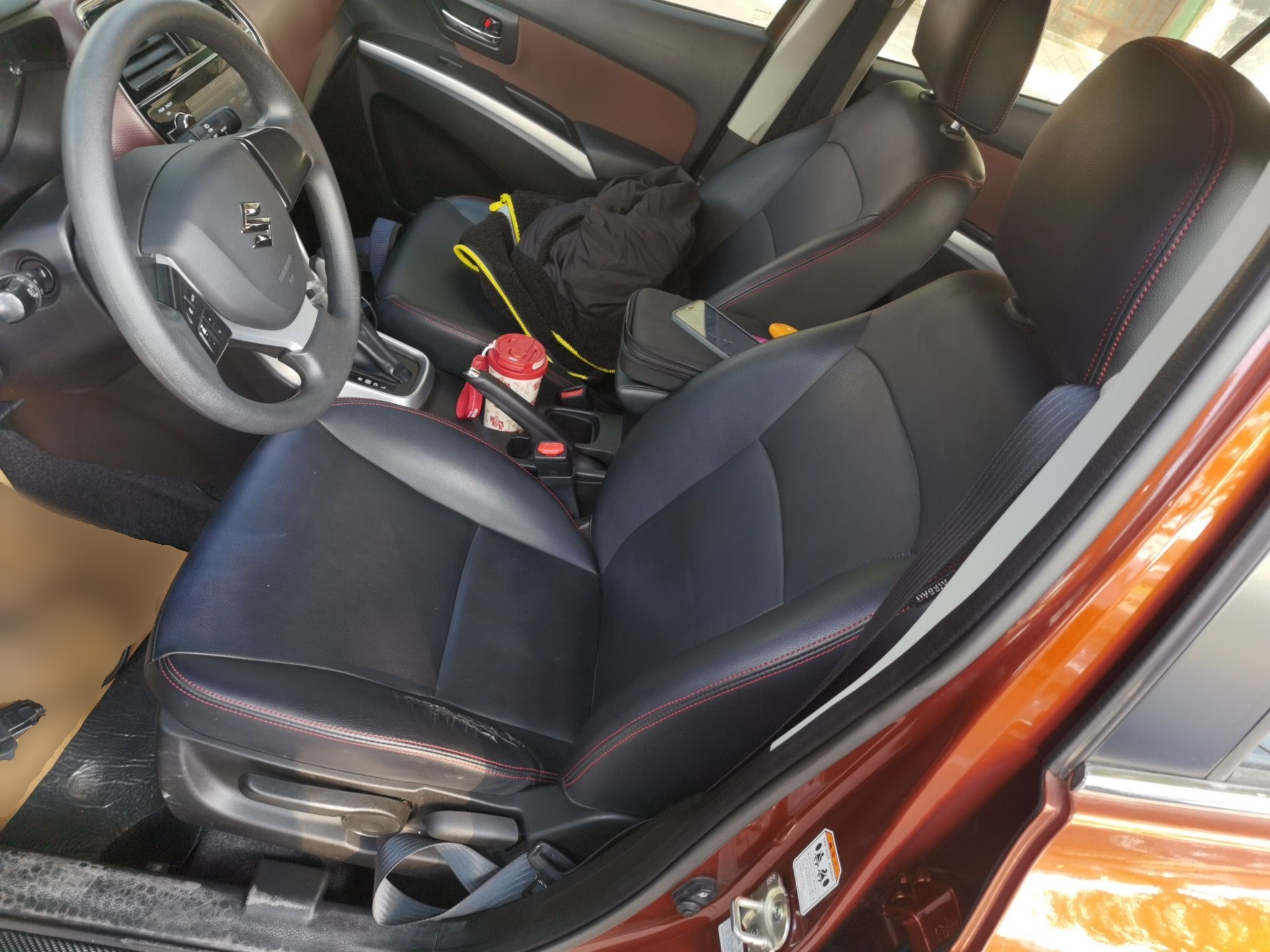 المقاعد الأمامية داخل السيارة