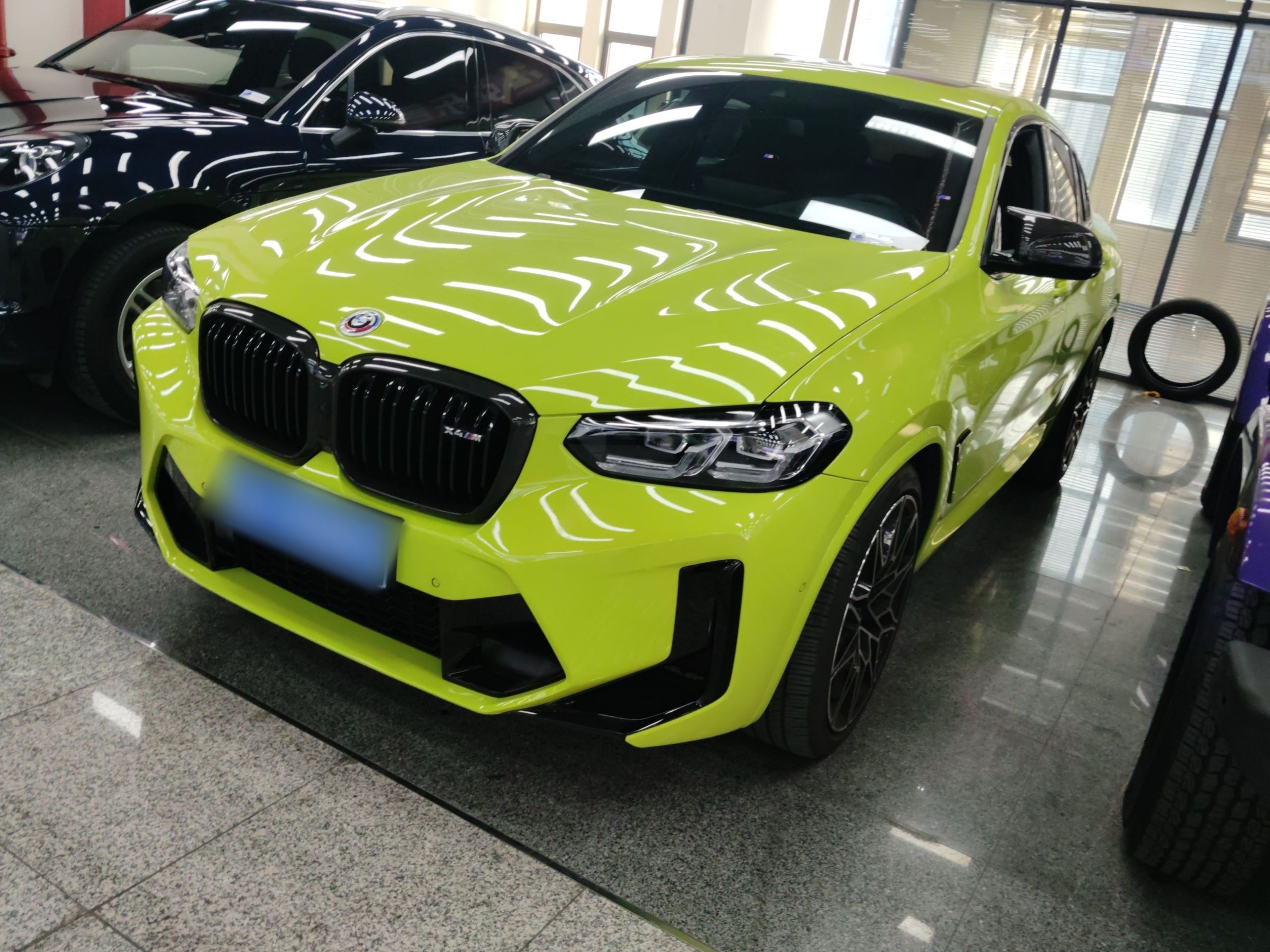 Под передней частью автомобиля