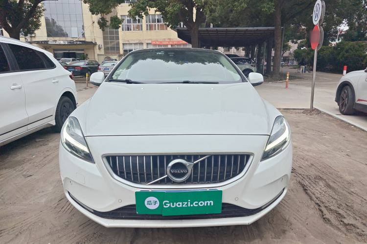 Used Volvo V40 2017 T4 Smart Luxury Edition
