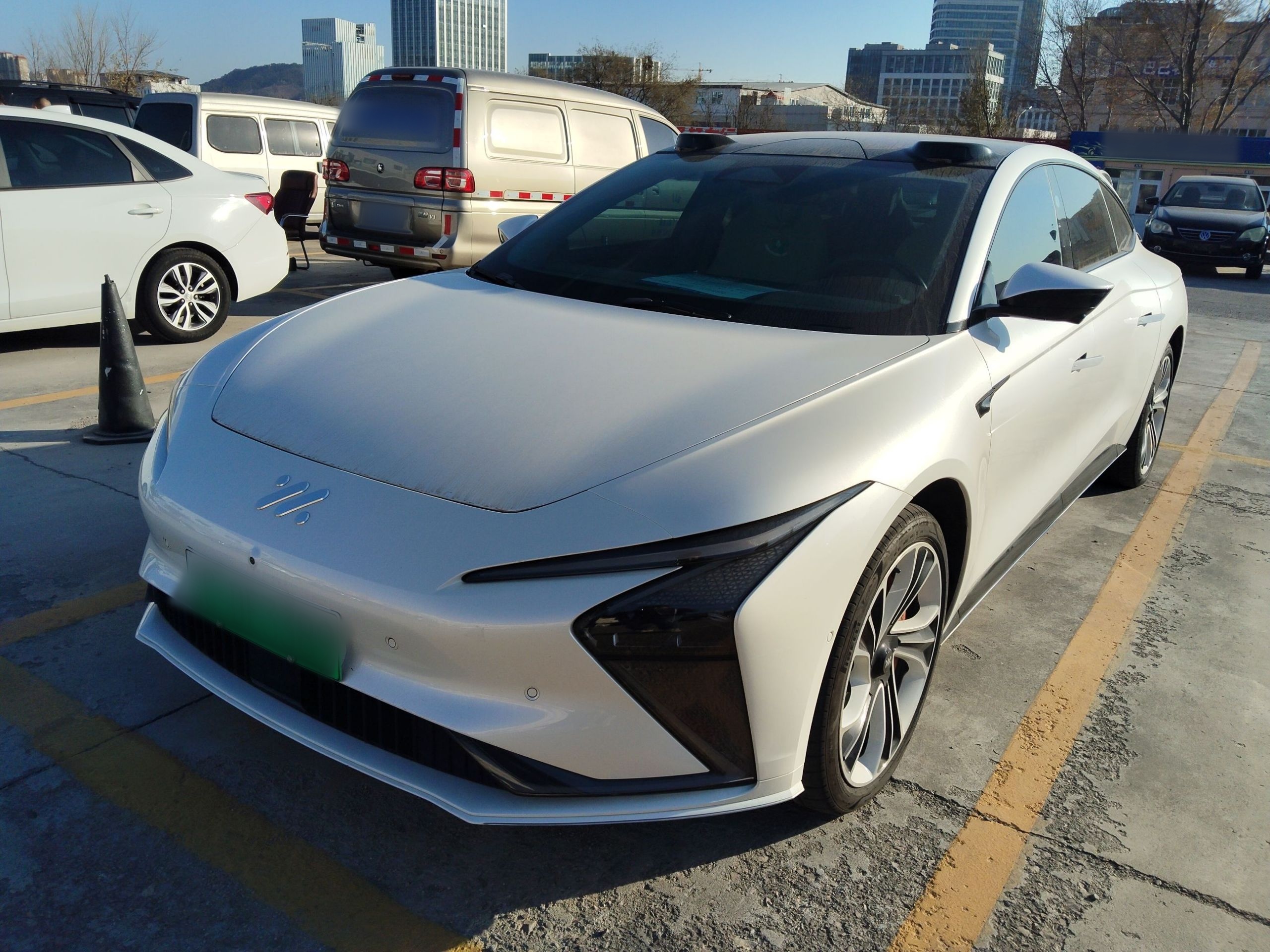 تحت مقدمة السيارة