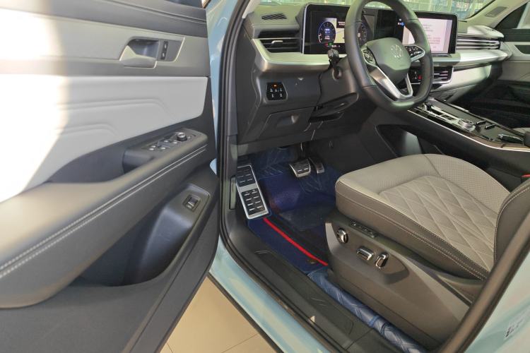 Used Volkswagen Tavendor 2023 380TSI All-Wheel Drive R-Line Journey Edition Interior 7