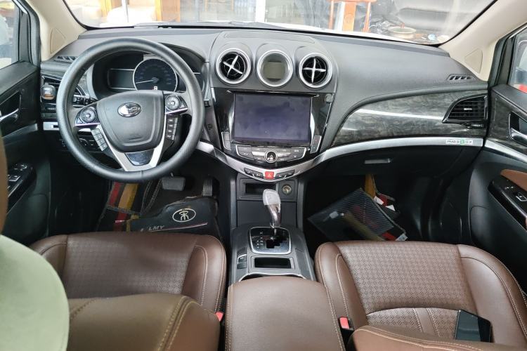 Used BYD S7 2017 2.0T Automatic Prestige Edition Center Console