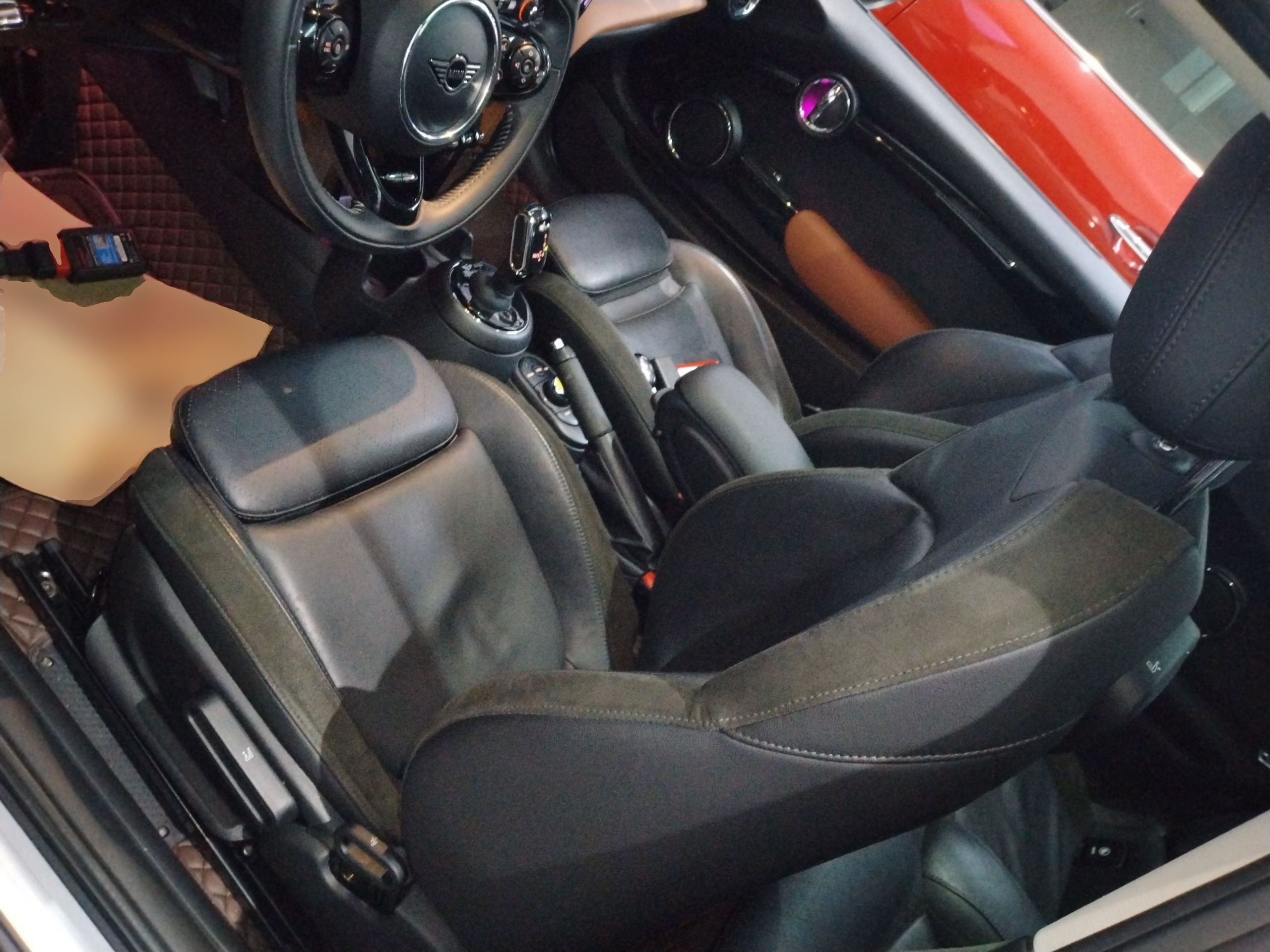 المقاعد الأمامية داخل السيارة