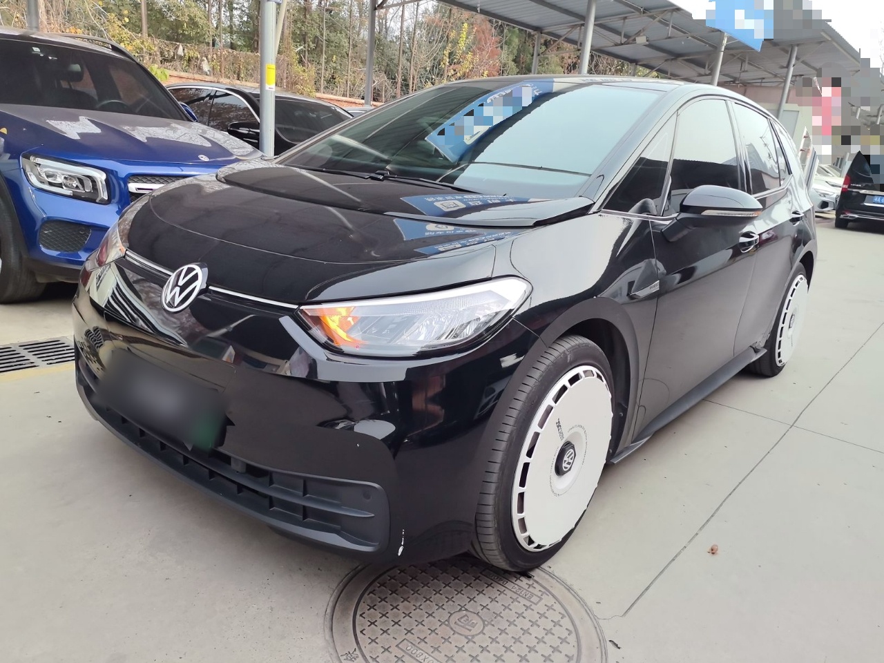 تحت مقدمة السيارة