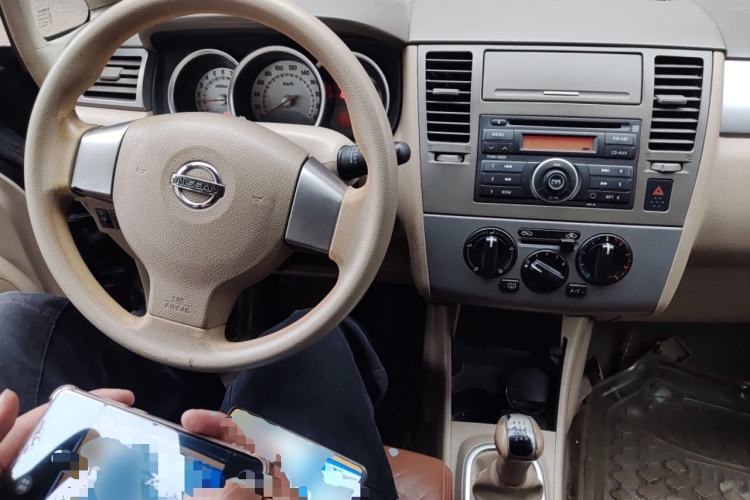 Used Nissan Tiida Sedan 2008 1.6L Manual Fashion Edition Center Console