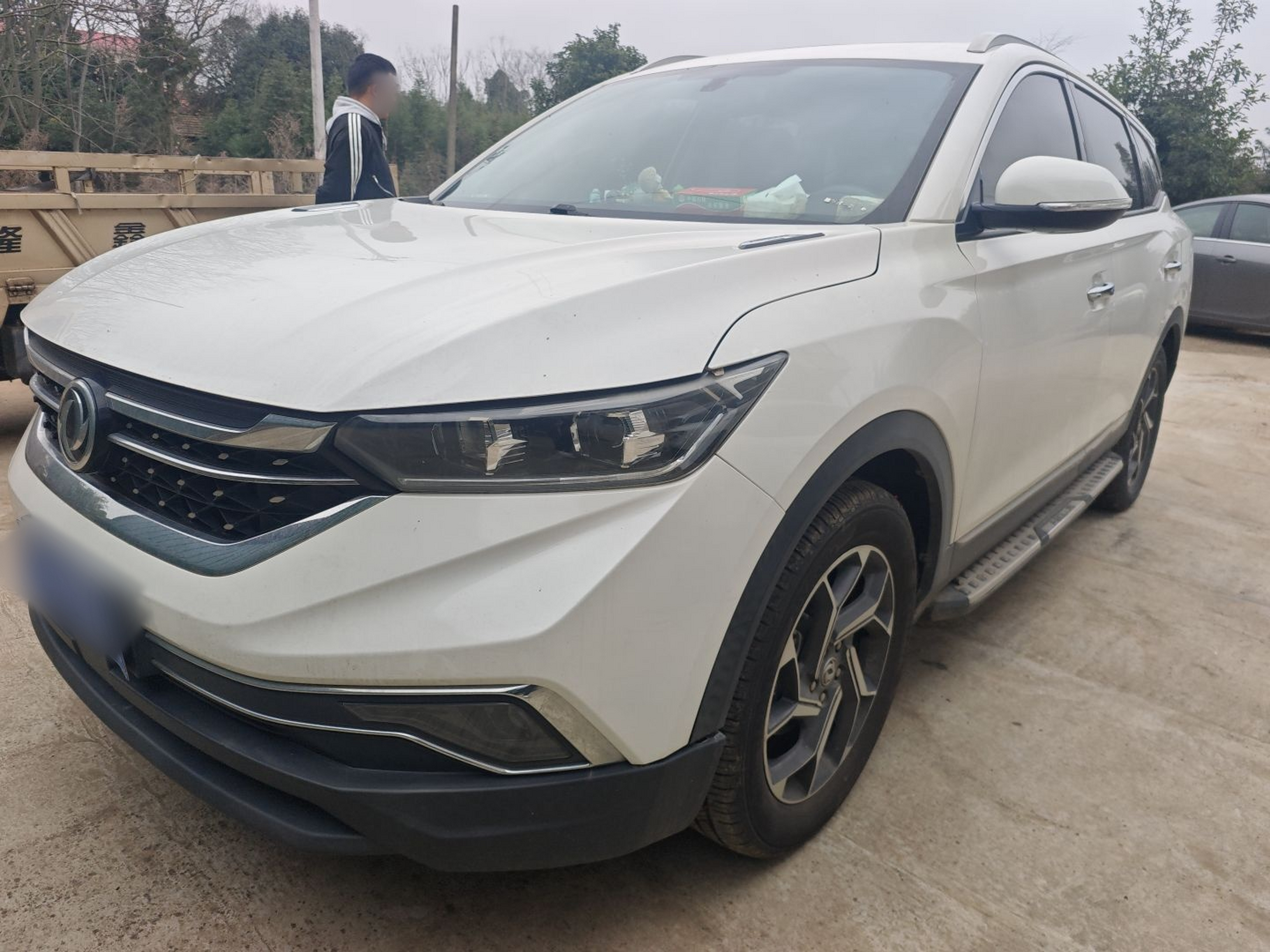 Под передней частью автомобиля