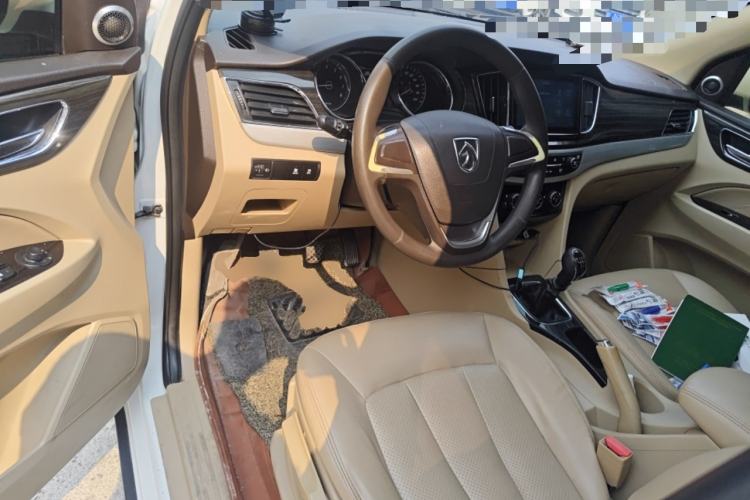 Used Baojun 730 2016 1.5T Manual Comfort Version 7 Seats Center Console