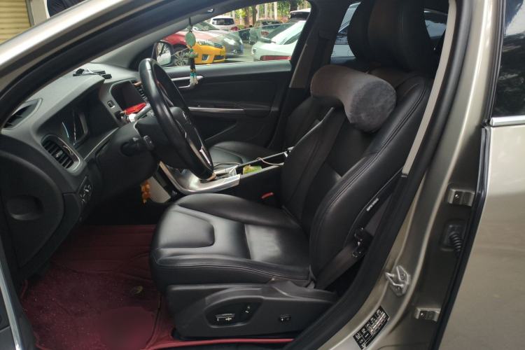 Used Volvo S60 2015 S60L 2.0T Zhiyuan Edition
