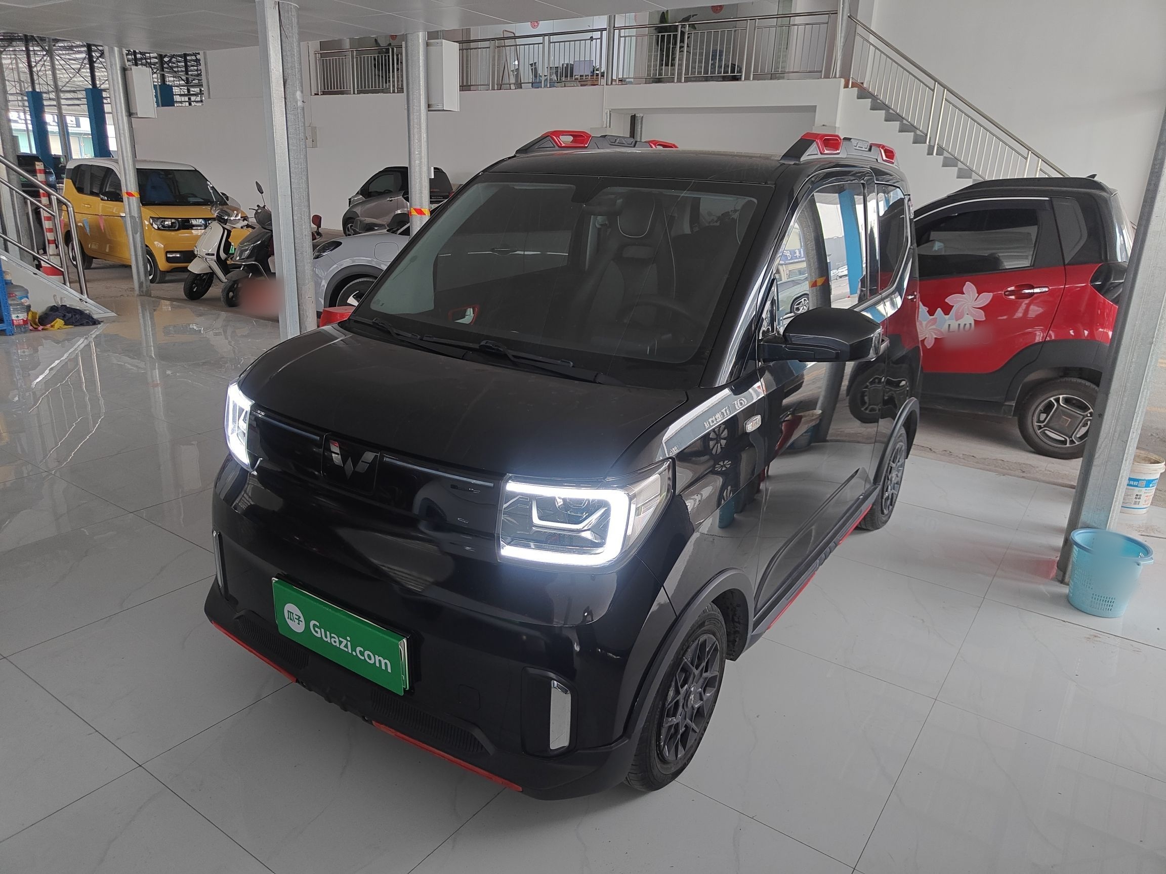 تحت مقدمة السيارة