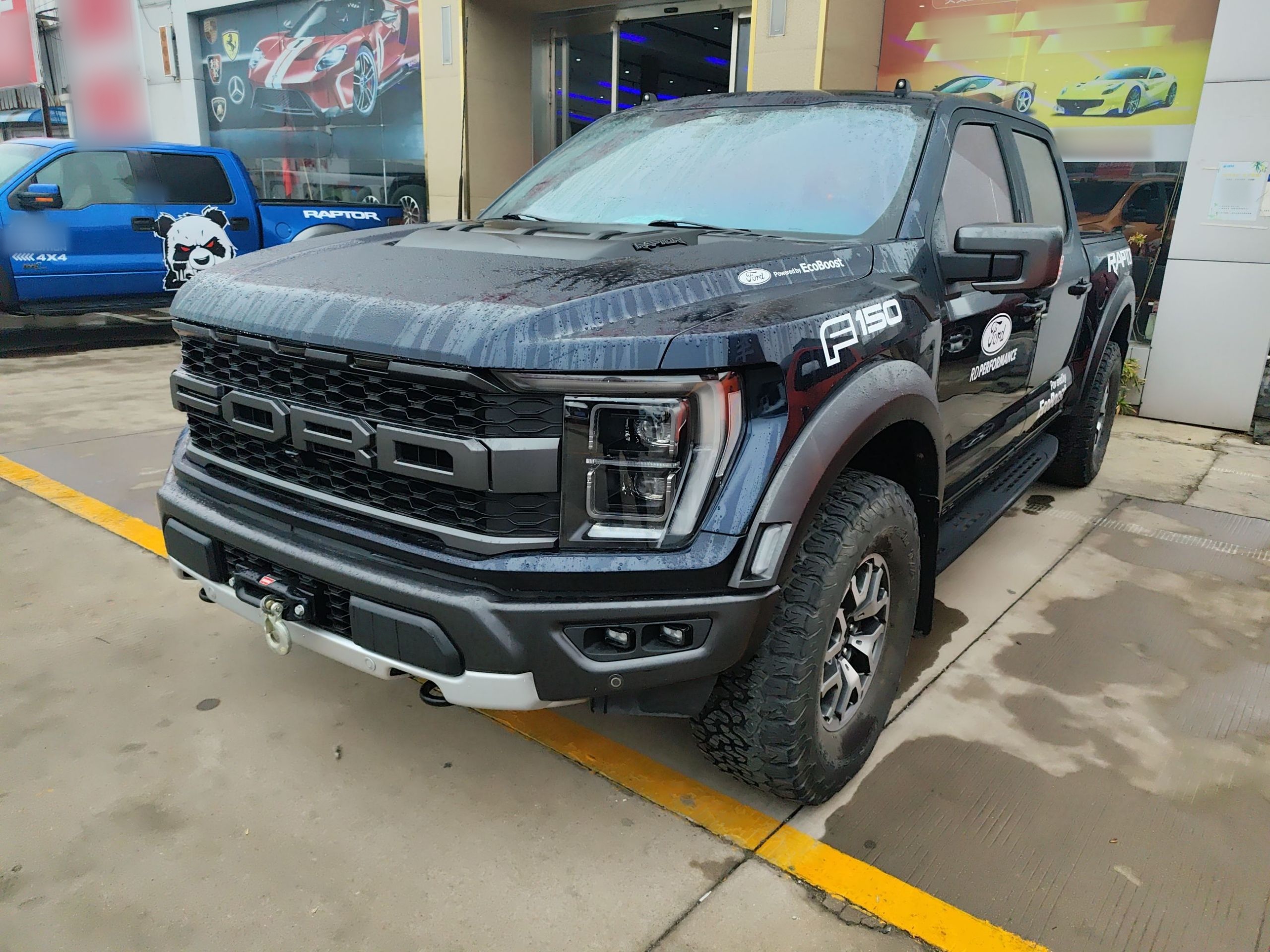 تحت مقدمة السيارة