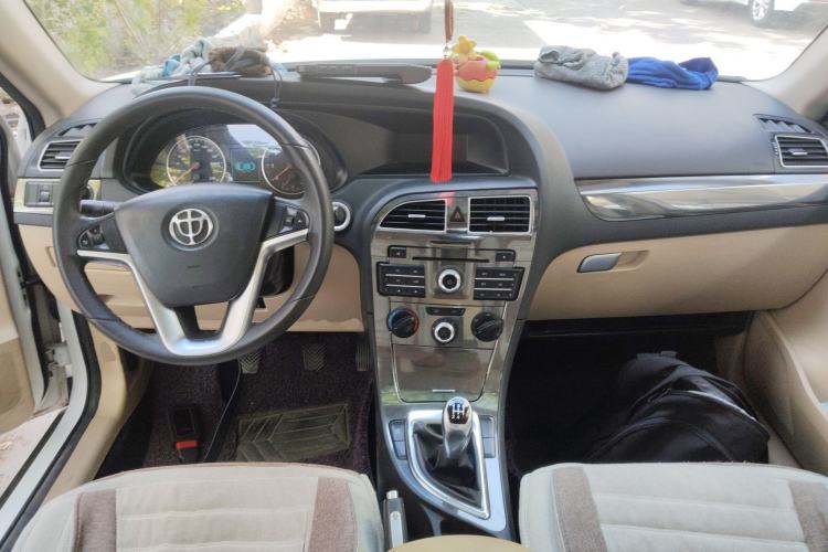 Used Brilliance V5 2012 1.6L Manual Luxury Model Center Console