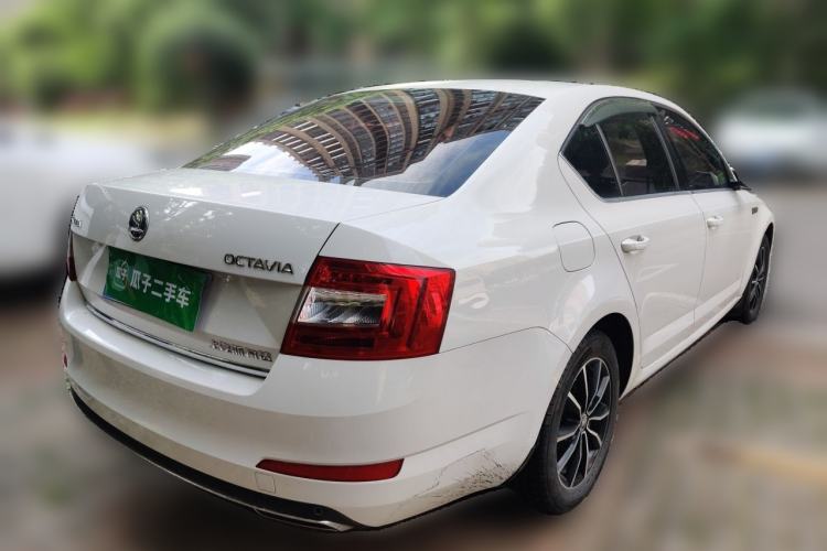 Used Skoda Octavia 2016 1.6L Manual Smart Drive Version
