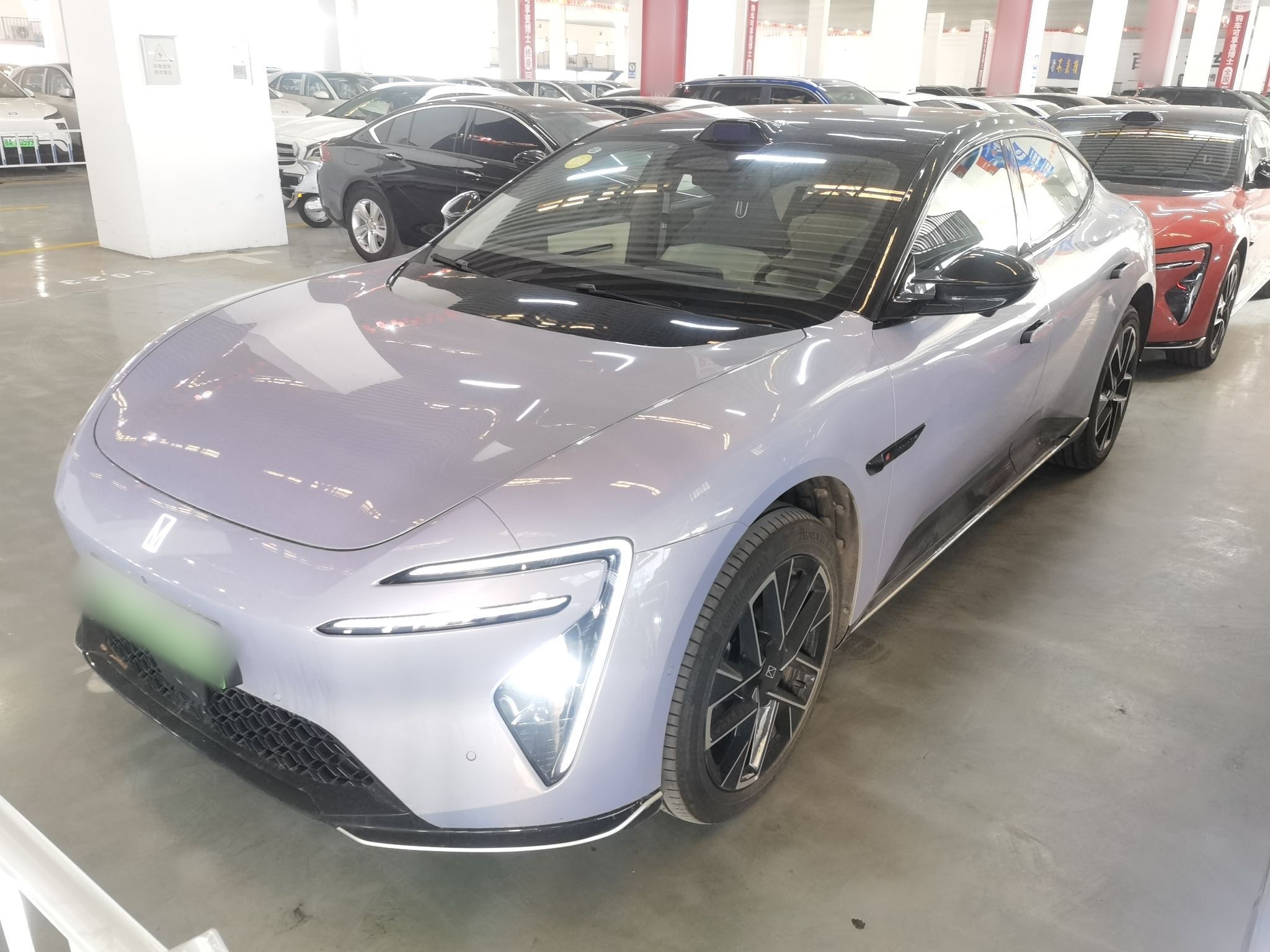 تحت مقدمة السيارة