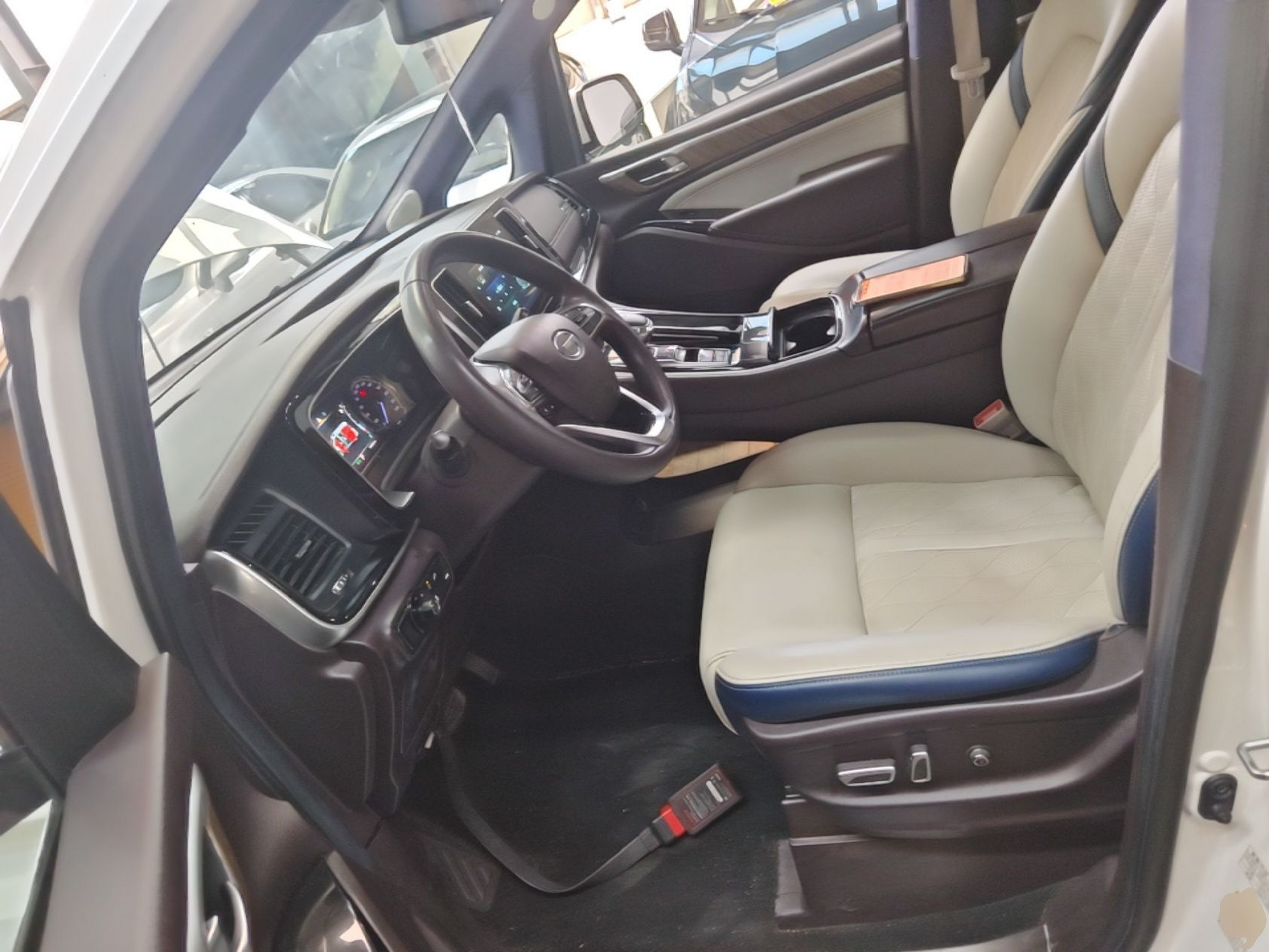 Переднее сиденье в автомобиле