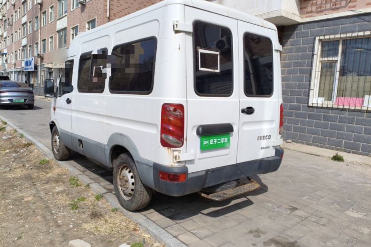 Used Iveco Power Daily 2017 2.5T Deluxe A32 Mid-Roof 5-7 Seater 47Z5 Passenger Van Rear Left 45 Deg