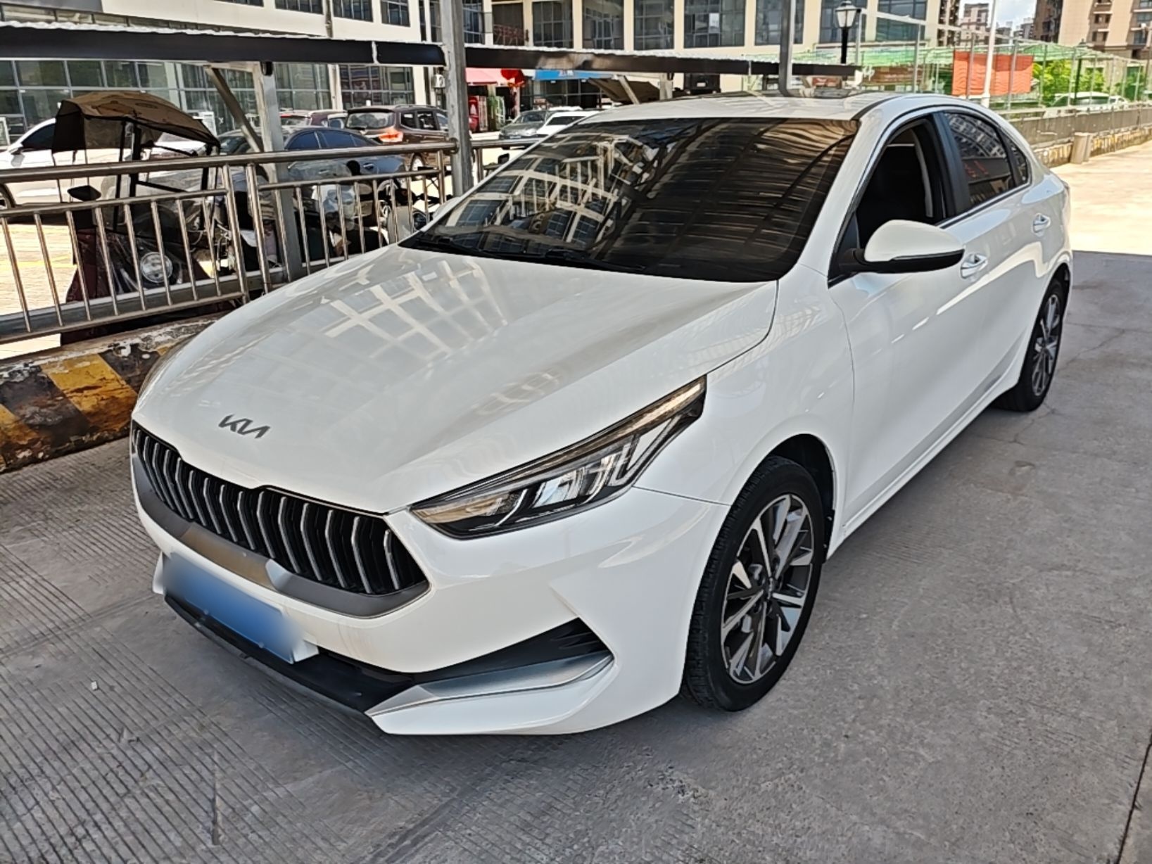 Под передней частью автомобиля